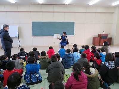 小学校の図書館訪問授業