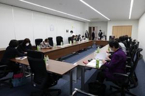 開会前に控室で質問内容の最終確認