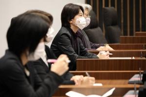 女性応援議員も議場で同席し応援しました