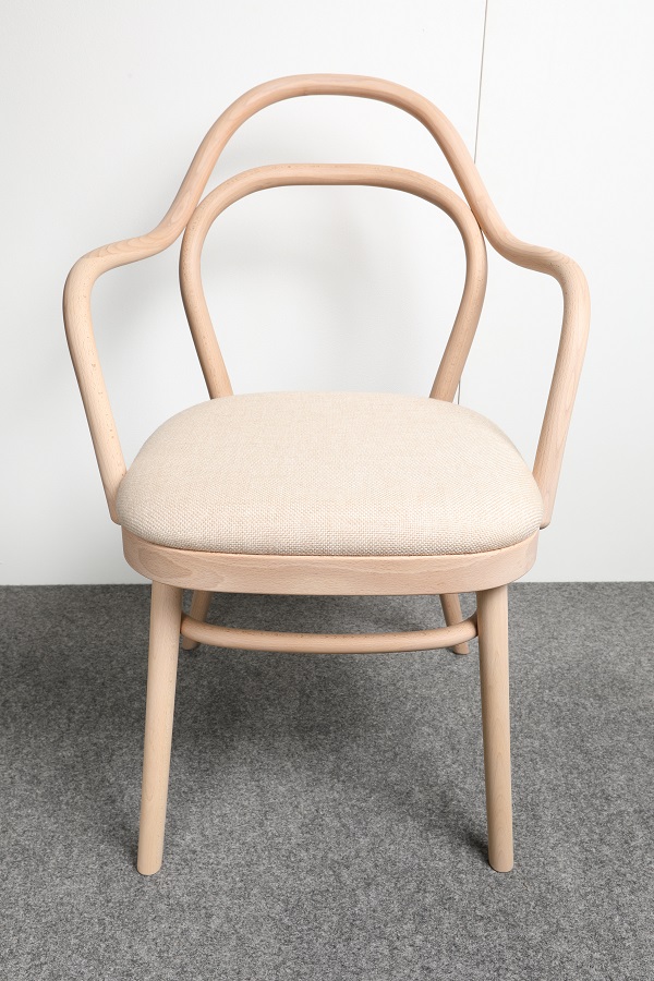 曲木の椅子の写真