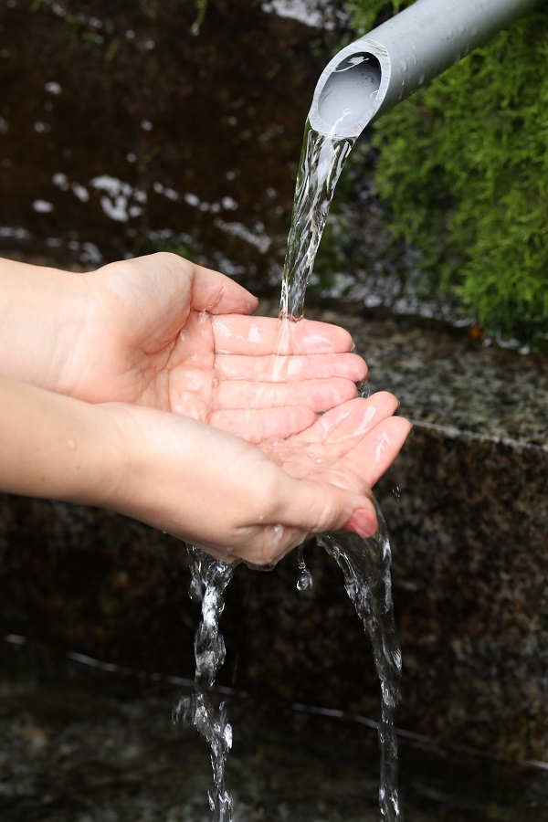 力水の湧き出しのようす