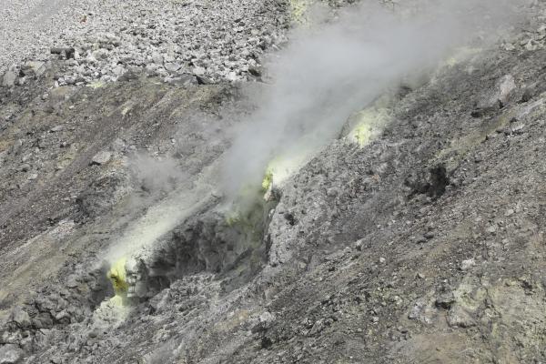 火山性のガスが噴き出す様子