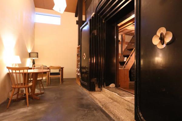 旧石川家の母屋や黒漆喰塗りの内蔵を再利用
