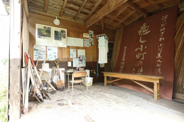 スコップは近くの小屋にあり貸出無料