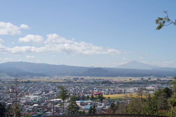 遠くに鳥海山を望む湯沢市。