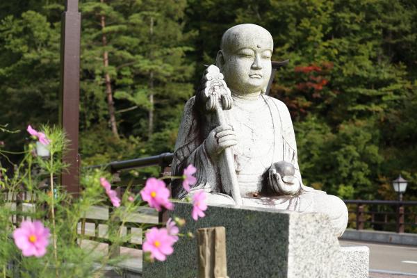 三途川橋のたもとには延命地蔵