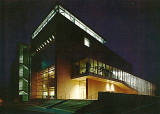夜の文化会館の写真