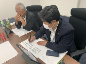 議論した内容を書き出してまとめます