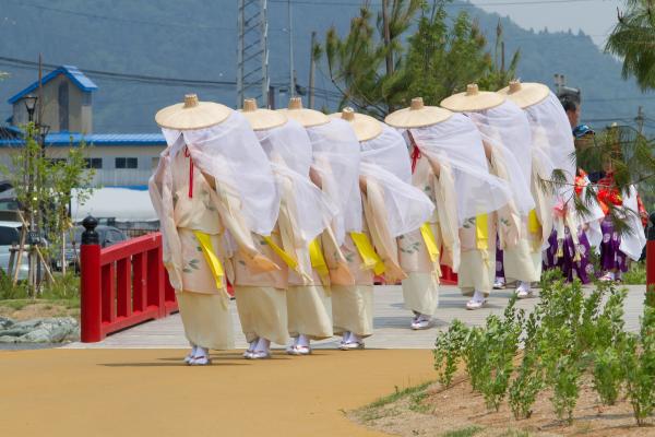 小町の郷公園を歩く7人の小町娘