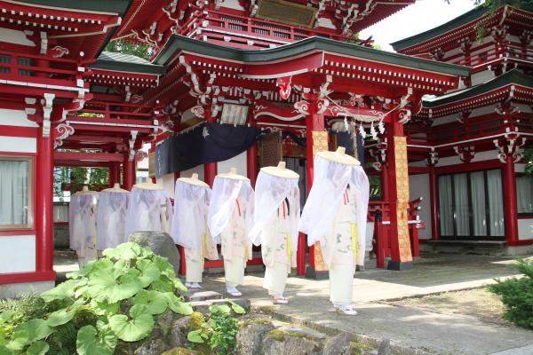 小町ゆかりの名所旧跡が7カ所あることなどから、7人の小町娘が登場する