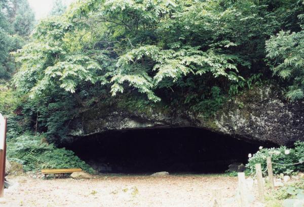 広さ20畳程度の空間には、鴨居や敷居の跡が見られる