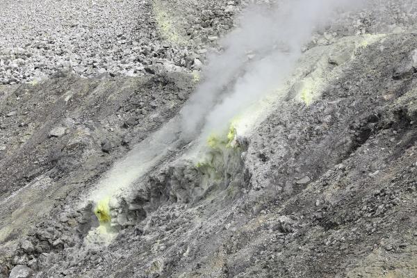 噴気孔には黄色い硫黄の結晶