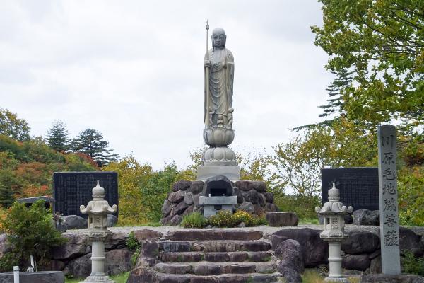 大湯滝近くの駐車場には、亡くなった鉱山労働者を弔うために建立された川原毛地蔵