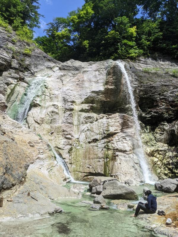 滝の上部から温泉が豪快に流れ落ちる画像