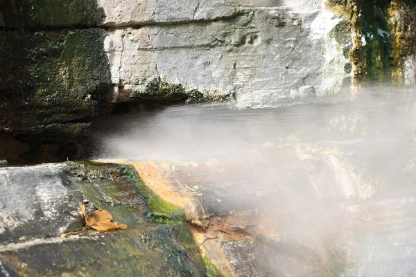 熱湯が吹き出している岩の割れ目