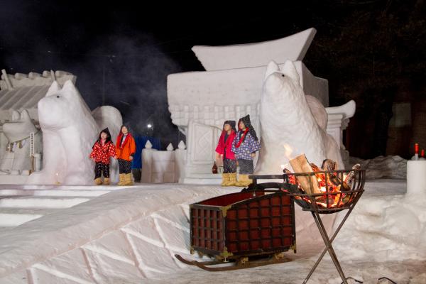 かわいらしい犬っこの雪像は記念撮影スポットにもなります