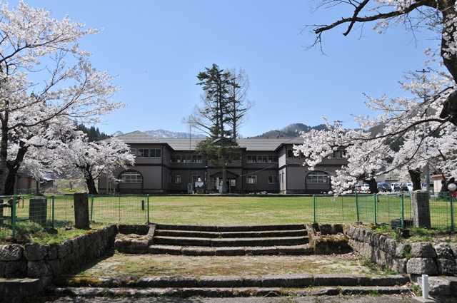 旧院内尋常高等小学校及び校庭の石垣の写真