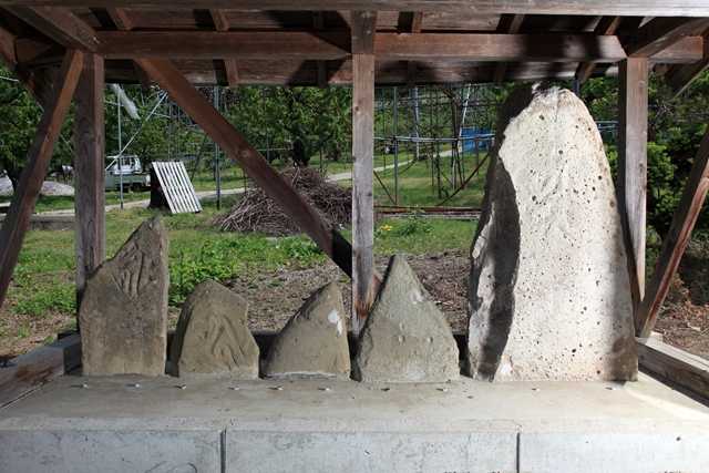 阿弥陀堂境内の板碑の写真