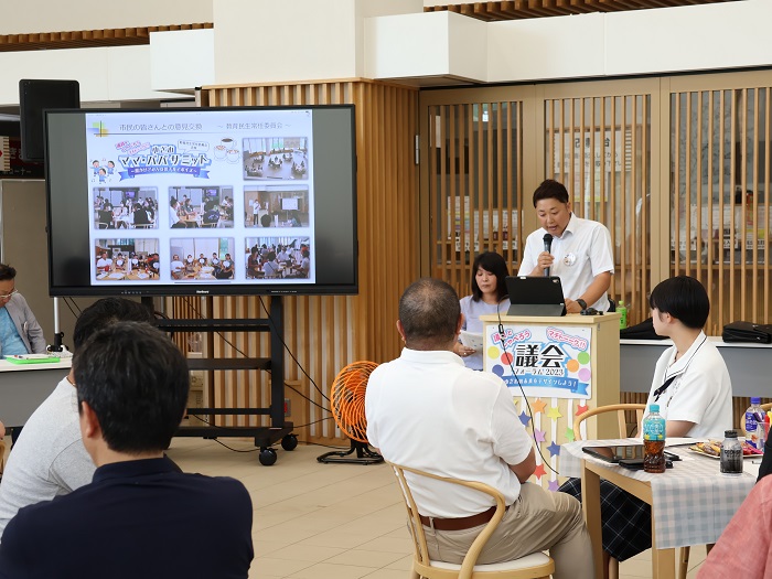 兼子教育民生常任委員長が活動報告をする写真