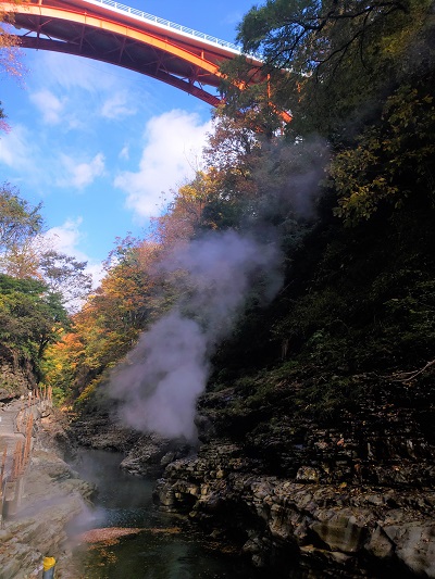 大噴湯と河原湯橋