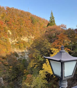 紅葉の三途川渓谷と灯篭