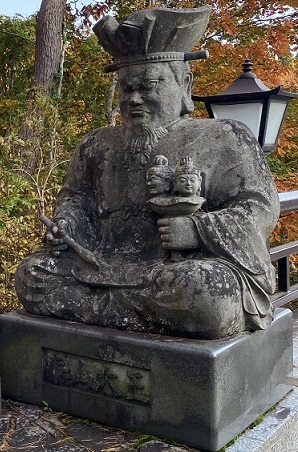 三途川渓谷の泰山大王像