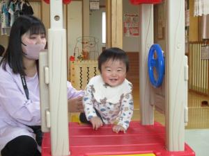 滑り台で遊ぶ様子