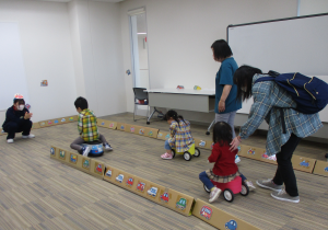 ちびっこサーキットコーナーで遊ぶ様子