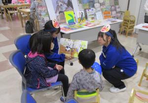 読み聞かせコーナーの様子
