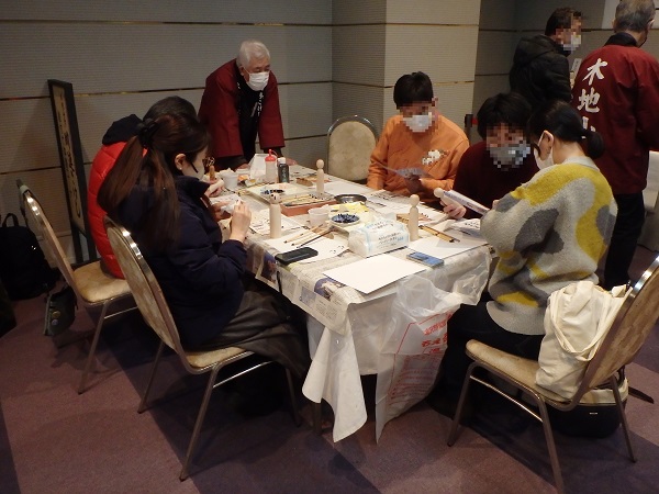 こけし展絵付け体験コーナーの様子