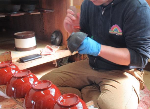 漆器職人が1つずつ心を込めて制作する様子
