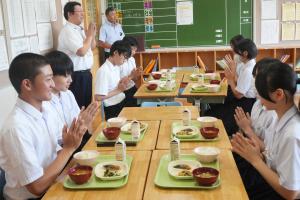 給食を川連漆器でいただきます。