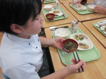 湯沢北中学校漆器使用写真