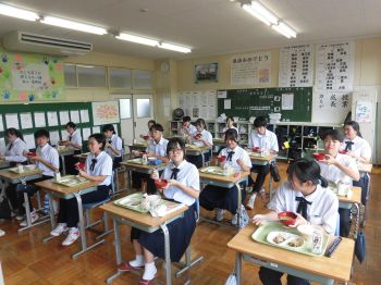 山田中学校漆器使用写真