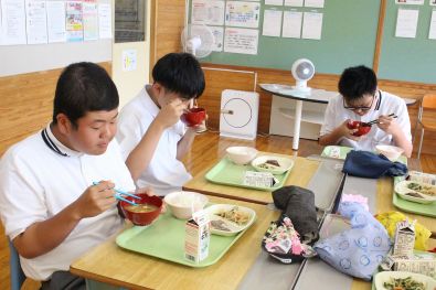 皆瀬中学校漆器使用写真