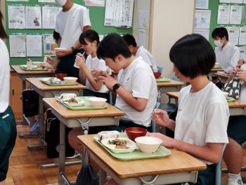 雄勝中学校漆器使用写真