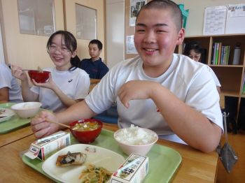 湯沢南中学校漆器使用写真