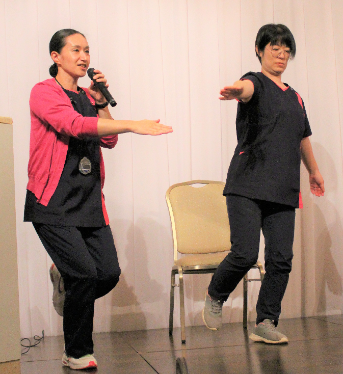 片足立ちで手で数字を書く