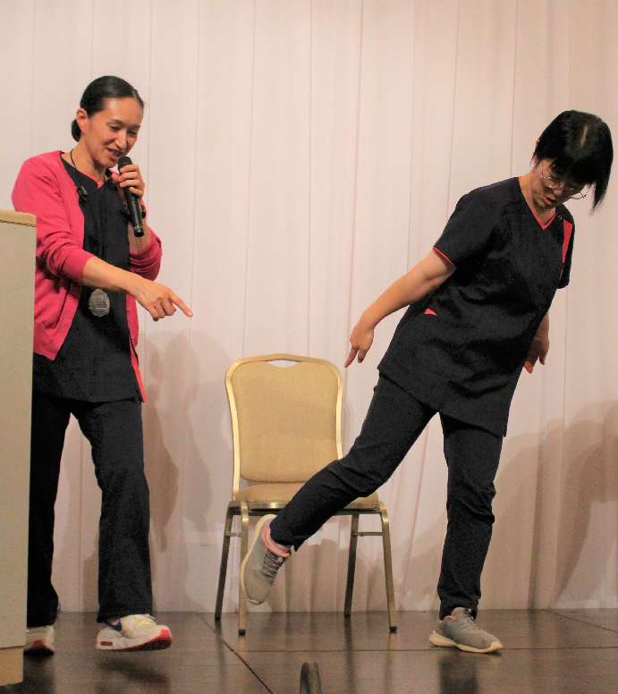 片足立ちで足で数字を書く