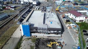 令和7年10月の立体駐車場の様子（湯沢駅に向かって撮影）