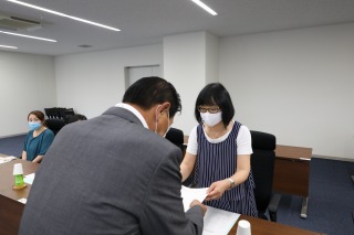 委嘱状を交付しましたの画像