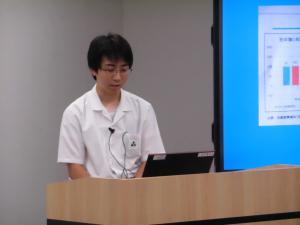 発表する湯沢高等学校3年の小松峻大さん
