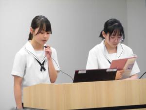発表する湯沢翔北高等学校3年の猿橋麻央さんと下橋和葉さん