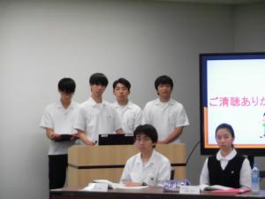発表する湯沢翔北高等学校3年の高橋崚登さん、黒澤昂さん、三春歩士さん、高橋杏介さん