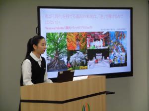 発表する湯沢高等学校3年の佐藤恭子さん