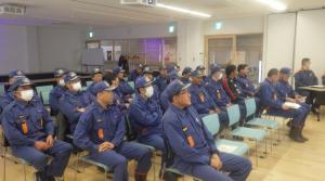 火災想定図上訓練　説明を受ける団員
