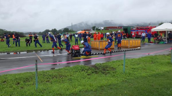 須川分団の操法のようす