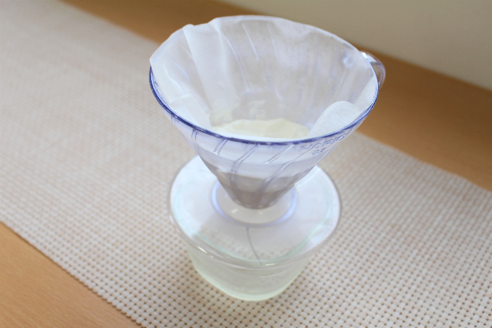 コーヒードリッパーで作る水切りヨーグルトの写真