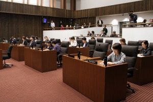 報道陣も多数議場入りですの画像