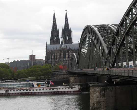 ホーエンツォレルン橋から大聖堂を臨む